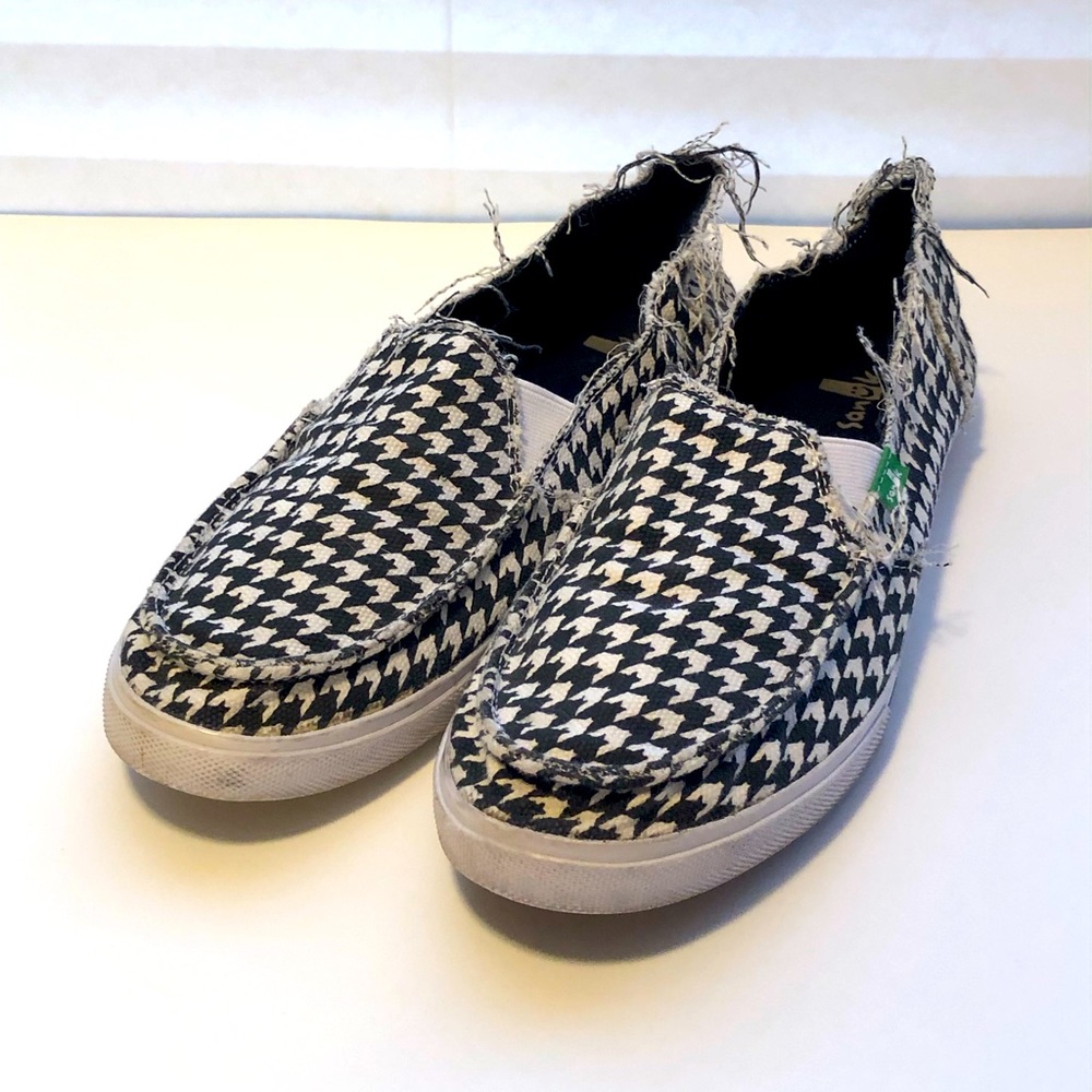 FINAL! SANUK BLACK & WHITE DISTRESSED FRINGE SLIP ONS
